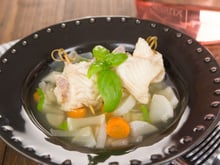 Nage de sole au basilic, légumes marinés