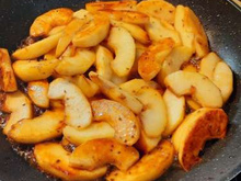 Poêlée de pommes caramélisées aux raisins secs et au rhum