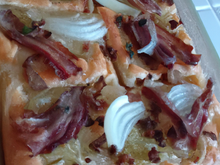 Focaccia bacon oignons chèvre frais