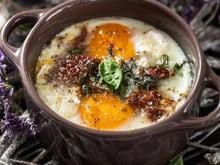 Notée 4,8/5 par nos lecteurs, cette recette d’oeufs cocotte au fromage de chèvre et tomates séchées est un régal pour les papilles