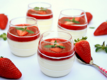 Panna cotta vanille et coulis de fraises à la menthe