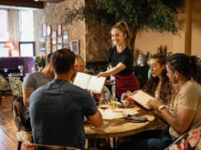Tous au restaurant 2026 : un repas offert pour un repas acheté, les réservations dans les établissements participants ouvrent ce 26 mai