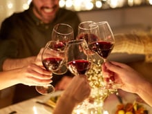 Comment choisir le bon vin pour les fêtes ? Les conseils (vraiment utiles) d’un pro