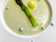 Bar de ligne, pulpe d'asperges vertes, emulsion citronelle