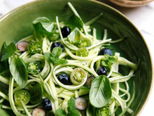 Tagliatelles de concombre de France aux tomates cerise et myrtilles