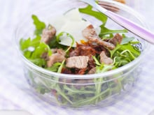 Salade de mesclun aux lardons d'agneau et tomates séchées