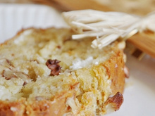 Cake au fromage de chèvre, noix et oignon caramélisé