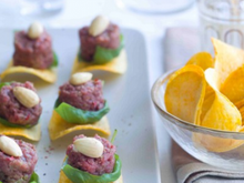 Mini tartares de bœuf aux amandes sur tuiles
