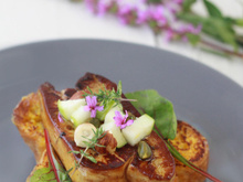 Brioche perdue au Floc de Gascogne, foie gras du Gers poêlé aux fruits secs et chutney d'abricots