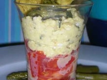 Verrines tomates et œufs brouillés aux asperges