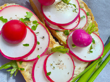Tartine fraîcheur aux radis colorés