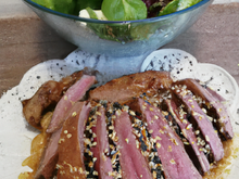 Salade de Ramen et  magret de canard aux graines de sésame grillées