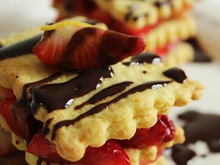 Mille feuille de petits sablés citron, gariguettes au miel de garrigue et sauce chocolat