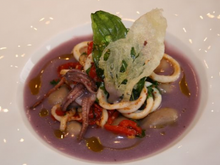 Bouillon glacé de haricots Borlotti et vitelotte, chipirons sautés comme au Pays Basque