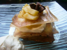 Mille-feuille de mousse chocolat blanc et pommes caramélisées