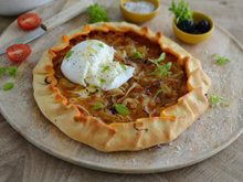 Tomates confites à la crème de féta, pizza aux oignons et à la burrata, salade césar : le menu de la semaine du 20 au 24 juin