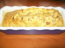 Cake salé au poulet, oignons et thym