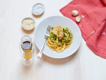 Tagliatelles au pesto, tuiles de parmesan et gousses d’ail confites