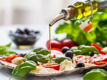 Salade d'été : cet ingrédient secret à base d'olives va rendre vos tomates mozza inoubliables