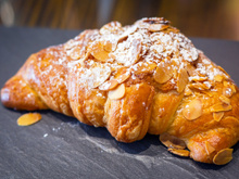 Croissants aux amandes traditionnels