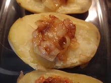 Avocat de pommes de terre carnivores au confit d'oignons