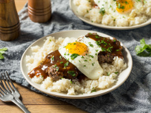 Connaissez-vous le loco moco, ce plat hawaïen à base d’œuf, parfait pour le brunch ?