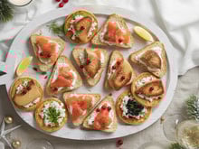 Toast et blinis pour Noël 2025 : tous nos conseils et idées de recettes pour un repas de fête parfait