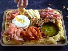 Originale et très gourmande, voici comment faire une planche focaccia au camembert parfaite pour l’apéro !