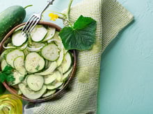 Laurent Mariotte donne la recette de sa salade de concombre aigre-douce super simple à réaliser