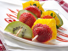 Brochettes de fruits printaniers