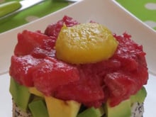 Tartare saumon-betterave, avocat-citron et riz-pavot et mangue