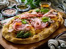 C’est quoi la pinsa ? Ce pain italien à garnir qu’on voit débarquer en supermarché