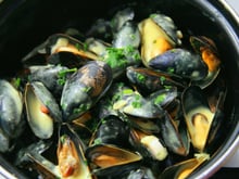 Comment préparer des moules marinières ?