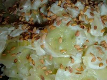 Ravioles au chèvre frais, oignons et sésame doré