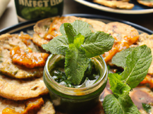 Galettes indiennes et chutney à la noix de coco et à la menthe