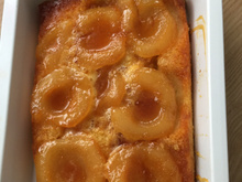 Gâteau de poires au sirop avec nappage au caramel