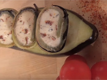 Rouleaux d'aubergine, tomates confites et chèvre frais au miel