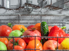 Peut-on vraiment laver ses fruits et légumes au lave-vaisselle ? Voici l’avis d’un médecin