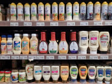 Jusqu'à 4 morceaux de sucre par bouteille : la composition cachée des vinaigrettes industrielles (et 3 alternatives maison ultra-saines)