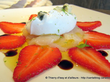 Saint-Jacques et fraises en carpaccio, chantilly légère au roquefort