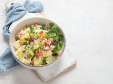 Voici l’astuce à connaitre absolument pour rendre sa salade de pommes de terre plus savoureuse