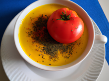 Cappuccino de curcuma sur velouté de tomates - fenouil