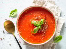 Quand j’ai la flemme de cuisiner, je fais toujours cette recette de soupe express avec des tomates pelées, c’est un régal
