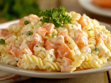 Salade de pâtes, surimi et saumon fumé