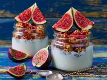 Breakfast bowl au lait d'amandes, graines de chia, granola maison et figues