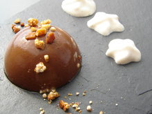 Dôme au cacao cru, noisettes des bois et ses fleurs de chantilly orange