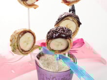 Sucettes de crêpes à la banane et à la confiture de fraises