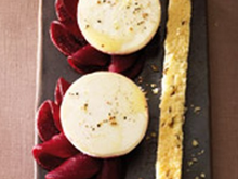 Crottin de Chavignol sur sa rosace de betterave et son shortbread au carvi