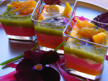 Verrines tricolores, gelée d'hibiscus, kaki et mousse de kiwi
