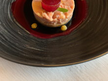 Tartare de thon, foie gras aux baies roses